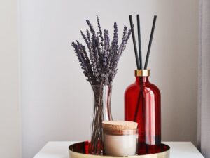 Jak zaaranżować dom z użyciem świec zapachowych i stylowych dodatków?
